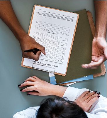 dos personas haciendo un informe