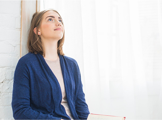 mujer sonriendo y mirando a arriba