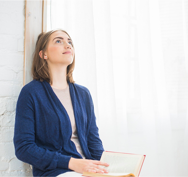 mujer sonriendo y mirando a arriba3