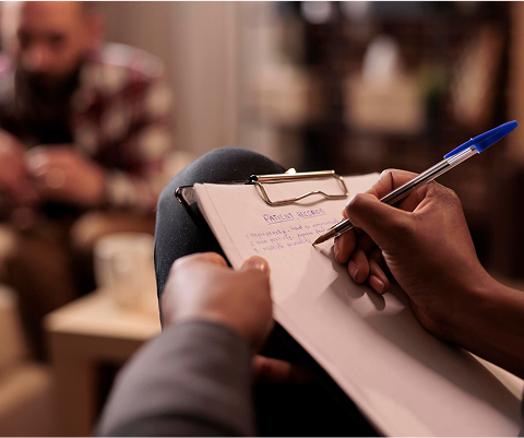 psicologo tomando notas