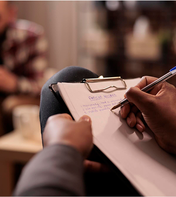 psicologo tomando notas